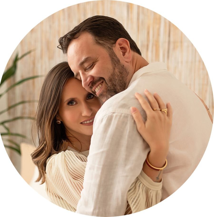 Juliana Luz e Odair Barros abraçados