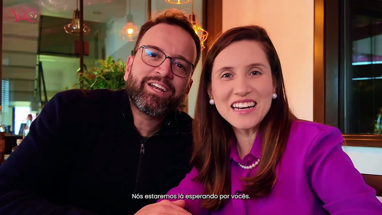 Juliana Luz e Odair Barros sorrindo à mesa